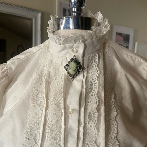 RARE Vintage Victorian Gold tone Blue & white Cameo Pin Brooch Gerry's - Picture 4 of 7